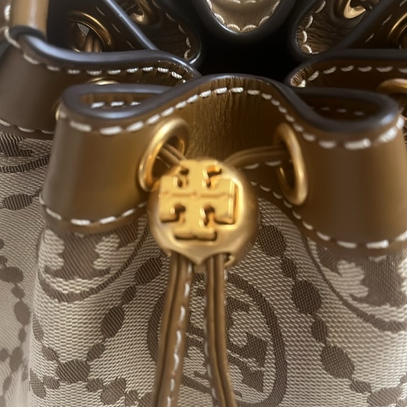 Tory Burch T monogram bucket bag - Picture 9 of 12
